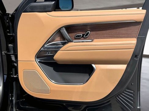 Used 2025 Land Rover Range Rover SE image 19