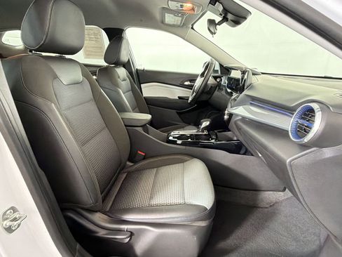 Used 2025 Chevrolet Trax LT w/ LT Convenience Package FWD image 29
