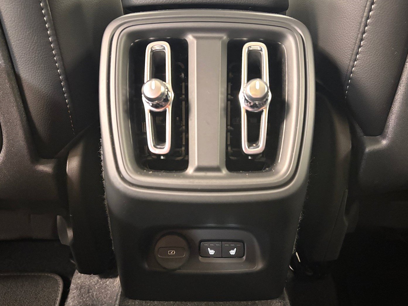 Used 2026 Volvo XC40 B5 Plus AWD/4WD image 33