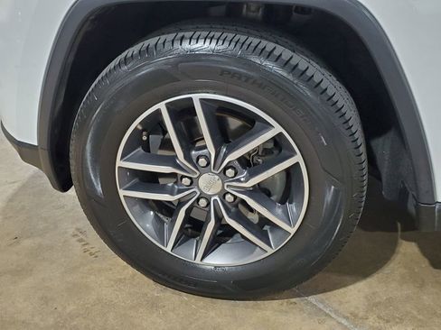 Used 2018 Jeep Grand Cherokee Laredo image 38