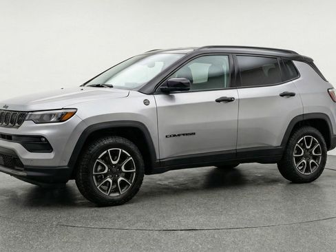 Used 2025 Jeep Compass Trailhawk AWD/4WD image 3