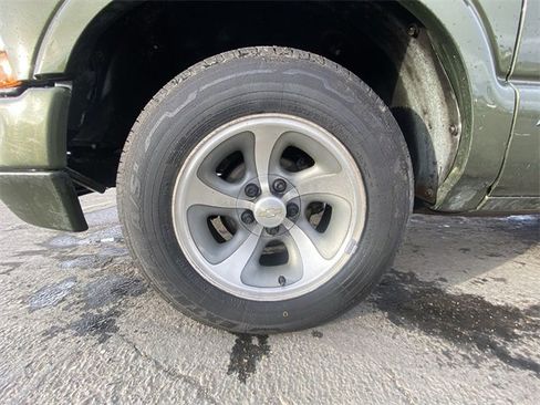 Used 2001 Chevrolet S10 Pickup LS w/ Preferred Equipment Group image 10