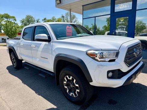 Used 2017 Toyota Tacoma TRD Off-Road w/ Tow Package AWD/4WD image 4
