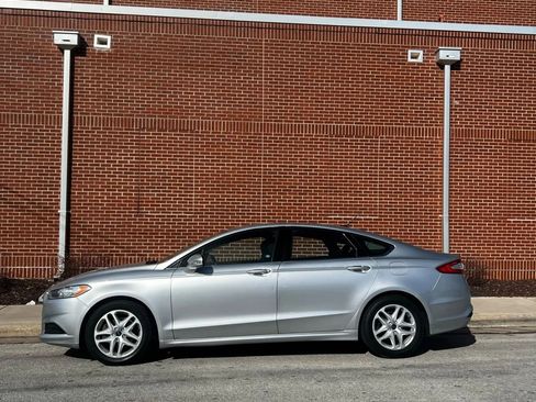 Used 2016 Ford Fusion SE image 2