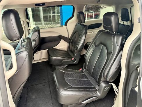 Used 2023 Chrysler Pacifica Touring-L image 25