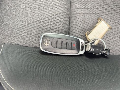 Used 2025 Nissan Rogue SV image 27