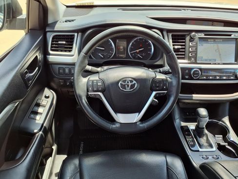 Used 2018 Toyota Highlander Limited Platinum FWD image 16