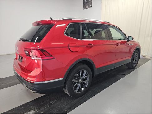Used 2023 Volkswagen Tiguan SE w/ Panoramic Sunroof Package FWD image 4