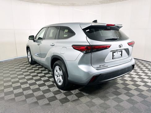 Used 2023 Toyota Highlander LE image 5