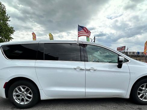 Used 2023 Chrysler Voyager LX FWD image 3