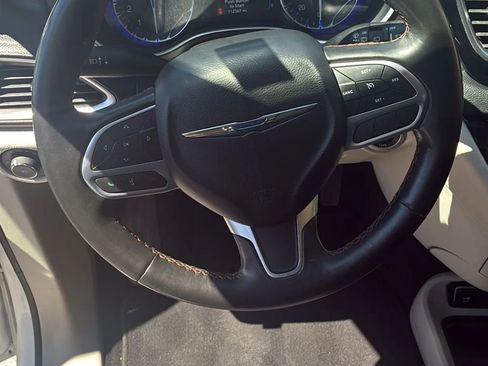 Used 2020 Chrysler Pacifica Touring-L FWD image 10