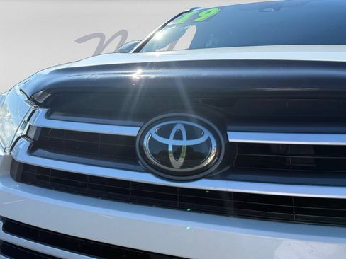 Used 2019 Toyota Highlander XLE AWD/4WD image 11