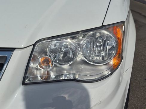 Used 2014 Chrysler Town & Country Touring FWD image 13