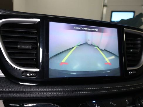 Used 2023 Chrysler Pacifica Touring-L image 33