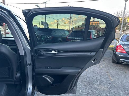 Used 2018 Alfa Romeo Stelvio AWD image 15