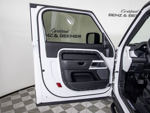 Used 2022 Land Rover Defender 90 X-Dynamic HSE AWD/4WD image 17