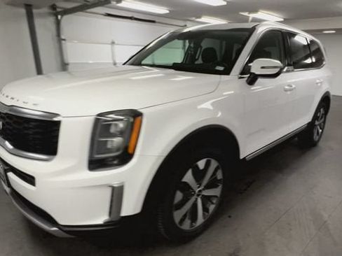 Used 2022 Kia Telluride EX w/ EX Premium Package FWD image 4