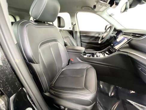 Used 2023 Jeep Grand Cherokee Limited AWD/4WD image 27