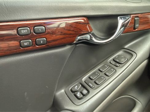 Used 2004 Cadillac De Ville w/ Equipment Group image 11