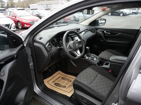 Used 2020 Nissan Rogue Sport SV image 9