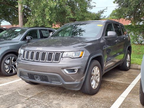 Used 2021 Jeep Grand Cherokee Laredo AWD/4WD image 3