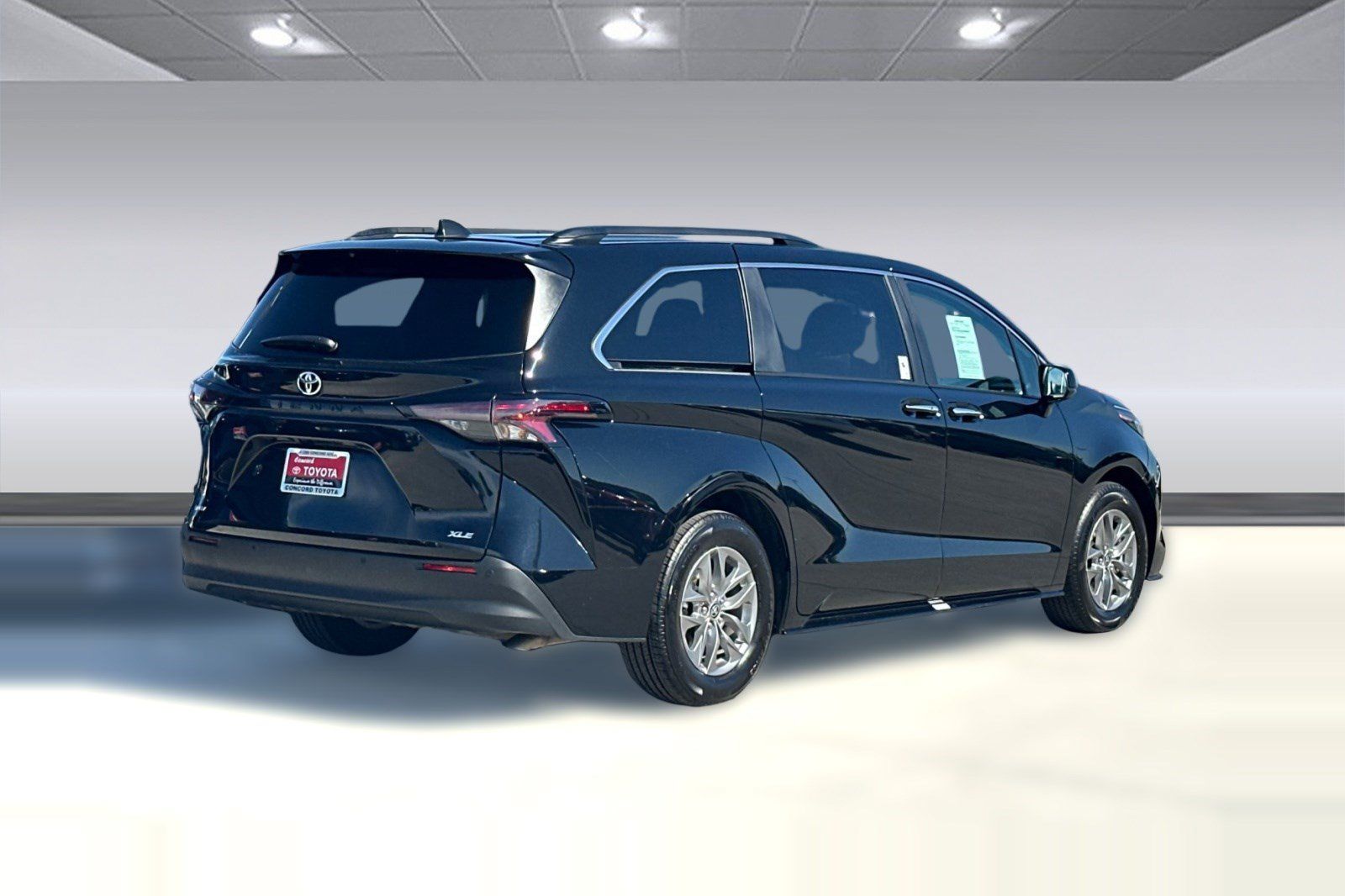 Used 2026 Toyota Sienna XLE FWD image 8
