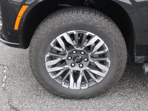 Used 2025 Chevrolet Suburban Z71 image 34