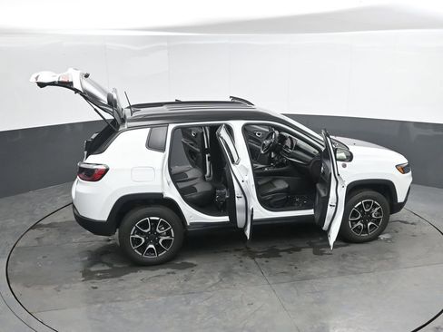 Used 2025 Jeep Compass Trailhawk image 54