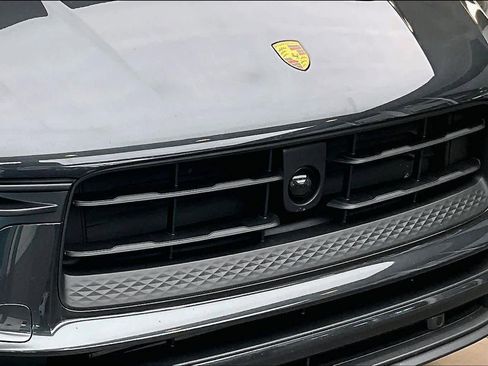 Used 2025 Porsche Macan image 31