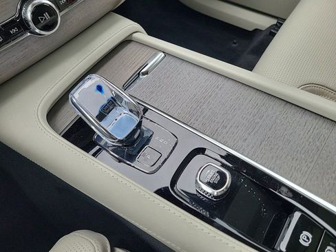 New 2024 Volvo XC90 T8 Ultimate w/ Protection Package Premier image 16