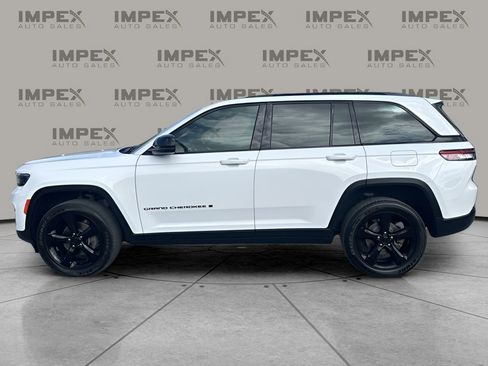 Used 2023 Jeep Grand Cherokee Altitude image 2