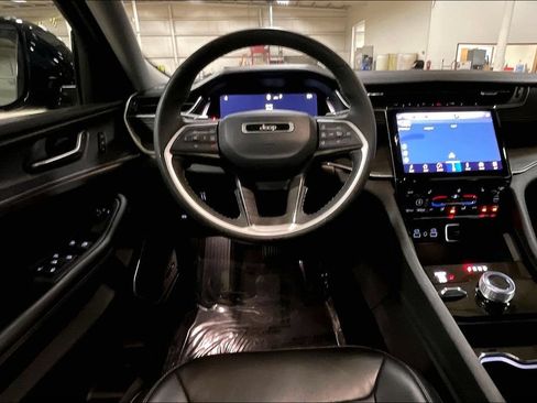 Used 2023 Jeep Grand Cherokee L Limited w/ Black Appearance Package AWD/4WD image 5