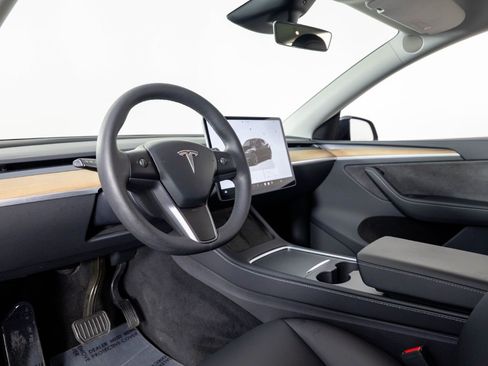 Used 2024 Tesla Model Y Long Range AWD/4WD image 13