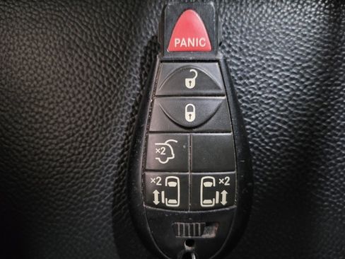 Used 2016 Chrysler Town & Country Touring image 32