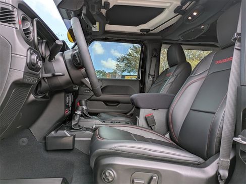 Used 2024 Jeep Wrangler Rubicon image 2