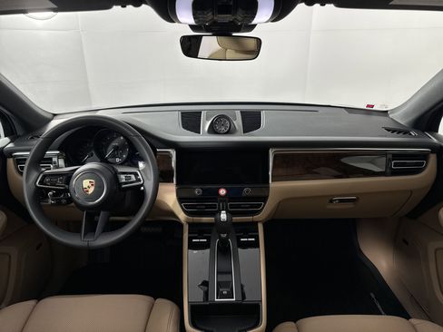 Used 2025 Porsche Macan image 17