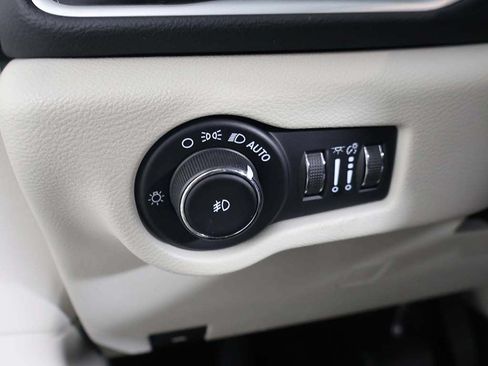 Used 2023 Chrysler Pacifica Touring-L FWD image 37
