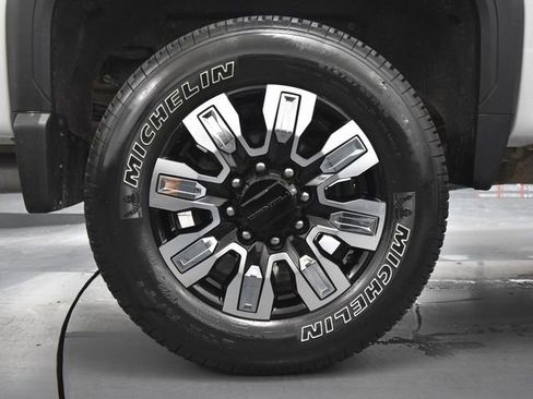 Used 2025 GMC Sierra 3500 Denali image 17