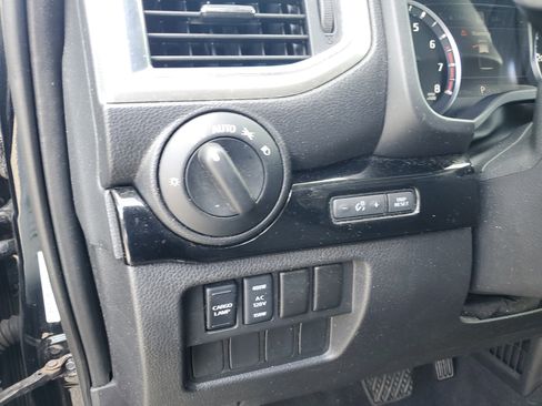 Used 2021 Nissan Titan SV w/ SV Convenience Package image 17