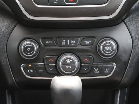 Used 2020 Jeep Cherokee Trailhawk w/ Cold Weather Group AWD/4WD image 21