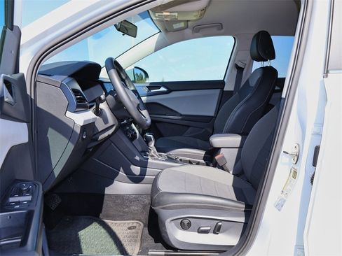 Certified 2022 Volkswagen Taos SE image 11