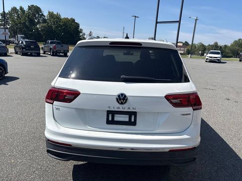 Used 2022 Volkswagen Tiguan SE w/ Panoramic Sunroof Package AWD/4WD image 8