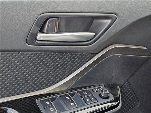 Used 2019 Toyota C-HR XLE image 9