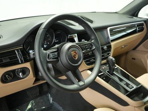 Certified 2025 Porsche Macan image 4
