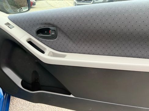 Used 2010 Toyota Yaris 2-Door Hatchback image 20