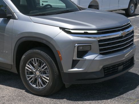 Used 2025 Chevrolet Traverse LT w/ Driver Confidence Package FWD image 31