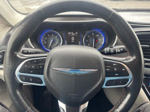 Used 2020 Chrysler Pacifica Touring-L image 15