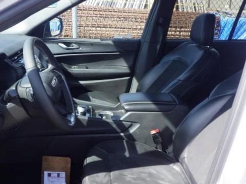 Used 2025 Jeep Grand Cherokee Altitude image 6