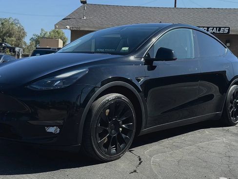 Used 2023 Tesla Model Y Long Range image 1
