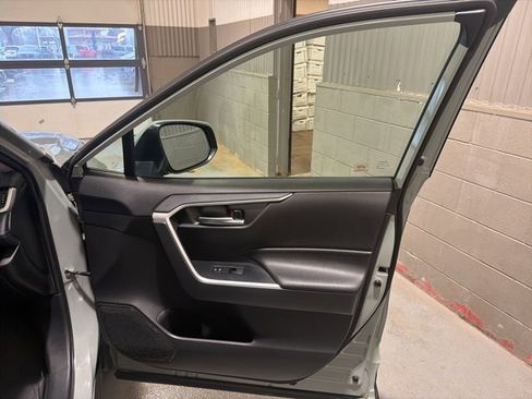 Used 2021 Toyota RAV4 XLE Premium image 16